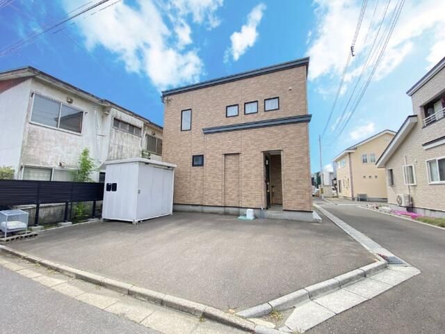 Spacious 5LDK Corner Lot Home in Hakodate, Hokkaido - Thumbnail 2