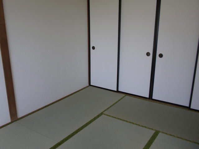 2LDK Apartment for Rent in Sapporo Kita-ku with Free Parking - Thumbnail 3