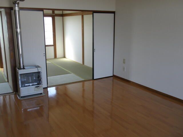 2LDK Apartment for Rent in Sapporo Kita-ku with Free Parking - Thumbnail 2
