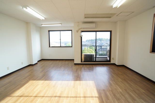Central Building Commercial Space for Rent in Ryugasaki, Ibaraki - Thumbnail 3