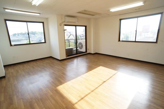 Central Building Commercial Space for Rent in Ryugasaki, Ibaraki - Thumbnail 4