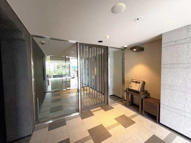2LDK Apartment in Meguro, Tokyo - 59.68m² - Thumbnail 3
