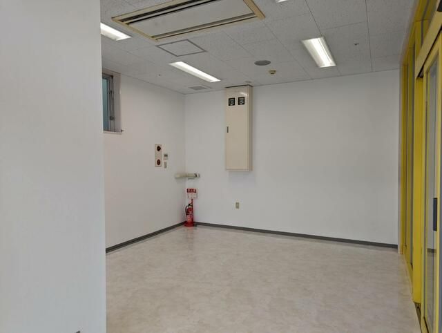 Yokosuka Ground Floor Corner Shop for Lease Near Kinugasa Station - Thumbnail 3