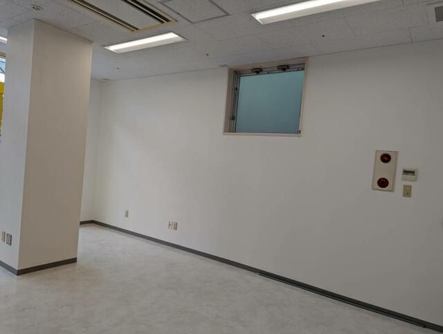 Yokosuka Ground Floor Corner Shop for Lease Near Kinugasa Station - Thumbnail 2