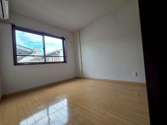 Modern 2SLDK Terrace House for Rent in Shinjuku, Tokyo - Thumbnail 3