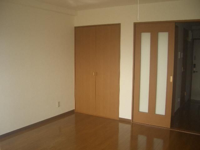 1K Apartment for Rent in Quiet Fukui City Neighborhood - Thumbnail 2