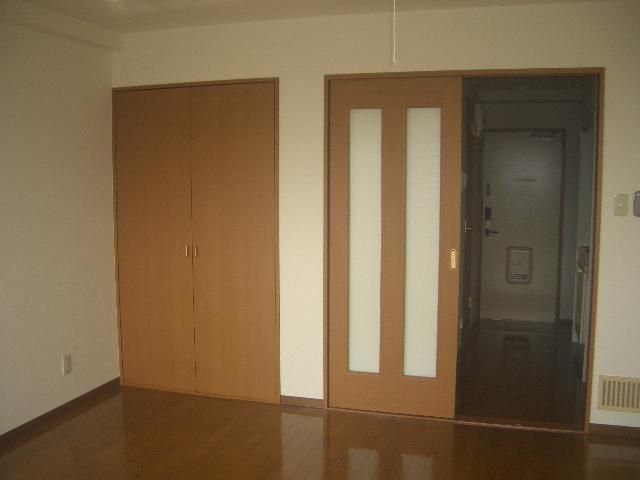1K Apartment for Rent in Quiet Fukui City Neighborhood - Thumbnail 4