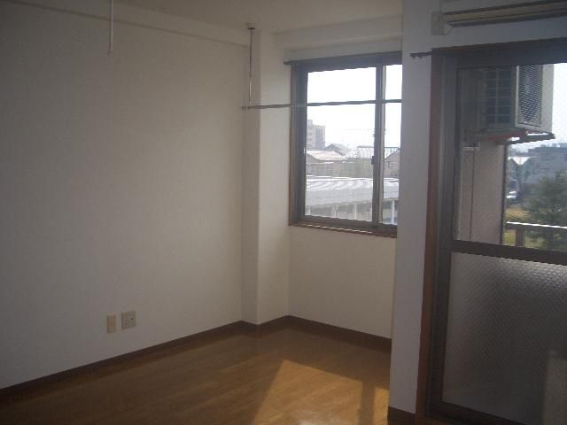 1K Apartment for Rent in Quiet Fukui City Neighborhood - Thumbnail 3