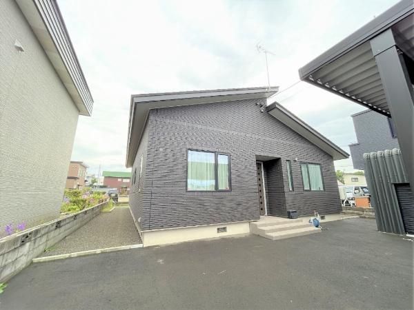 4LDK House for Sale in Eniwa, Hokkaido - 107 sqm on 347 sqm Land - Thumbnail 2