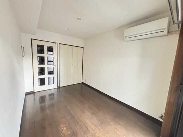 1K Used Apartment in Nakano, Tokyo for Sale - Thumbnail 2