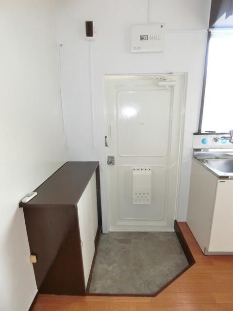 1K Apartment for Rent in Quiet Yokosuka Neighborhood - Thumbnail 3