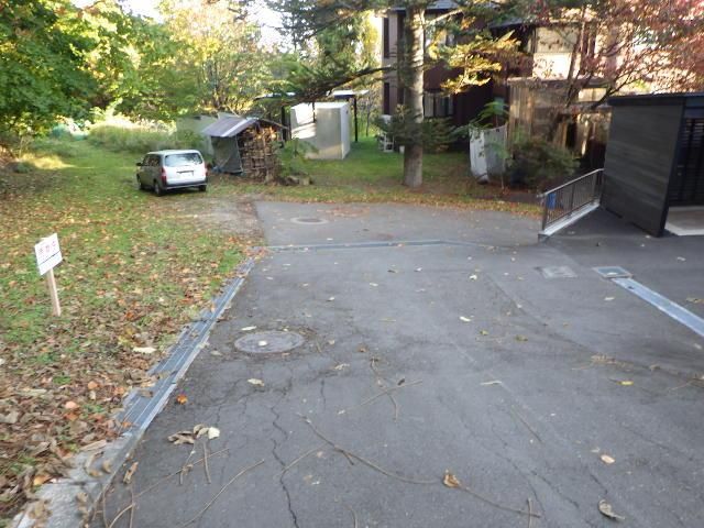 330 sqm Land for Sale in Sapporo's Prestigious Maruyama Area - Thumbnail 2
