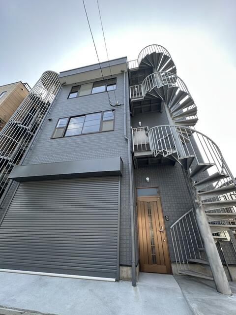 Renovated Garage House with Rooftop Terrace in Kitakyushu - Thumbnail 2