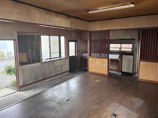 Shop Building for Rent in Isesaki, Gunma - 41m2, 3 Parking Spaces - Thumbnail 3