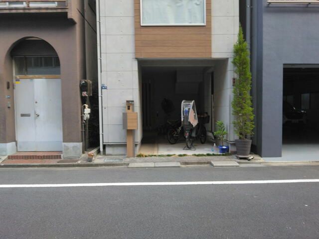 Rental Parking Space in Asakusa, Tokyo - Covered & Secure - Thumbnail 3