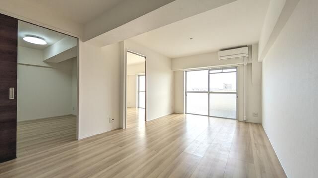 2SLDK Apartment for Sale in Ichikawa, Chiba - Walk-in Closet & Balcony - Thumbnail 4