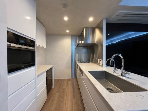 The Sky Shirokane: 2LDK Condo in Minato, Tokyo - Thumbnail 3