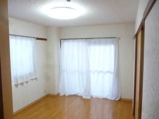 2DK Apartment for Rent in Moroyama, Saitama - 45.68m² - Thumbnail 2