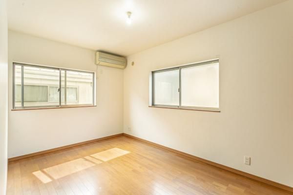 2007 Built House in Nishinomiya with 99.29m² Living Space - Thumbnail 2