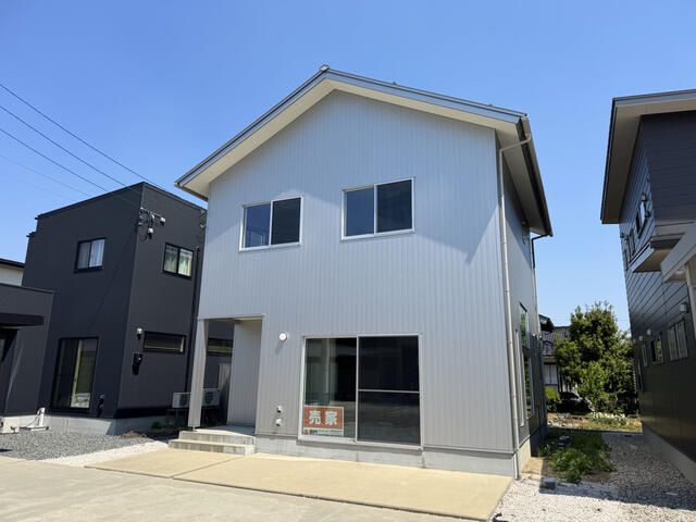 2022-Built 3LDK House in Takaoka, Toyama | 99.78㎡ Living Space - Main Image