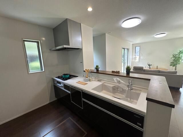 New 4LDK House in Kitakyushu with 3 Parking Spaces - Image 1