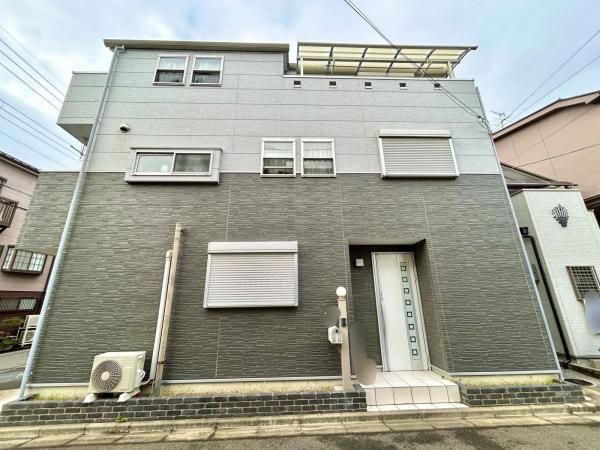 2009 3LDK Detached House for Sale in Takatsuki, Osaka - Image 1