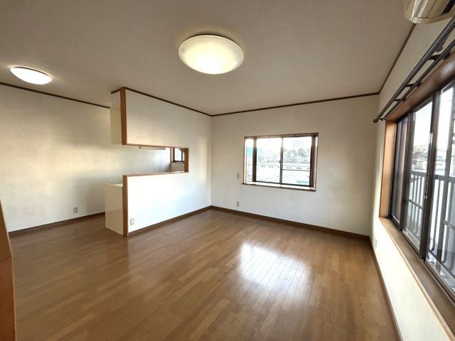 5LDK House for Sale in Kitakyushu, Fukuoka with Garden and Parking - Thumbnail 3