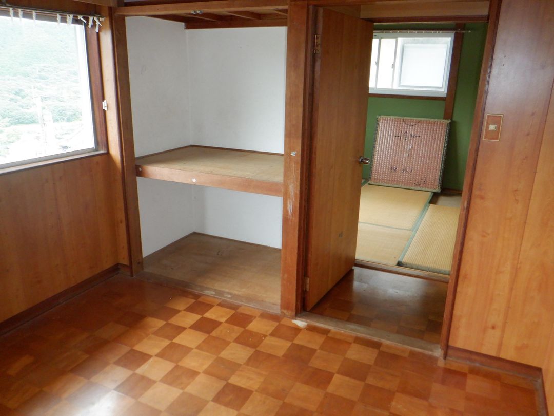 4DK House for Sale in Quiet Isahaya, Nagasaki with Garden & Parking - Thumbnail 4