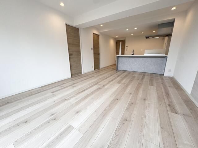 Spacious 3LDK Apartment in Ichikawa, Chiba | Top Floor Corner Unit - Thumbnail 3