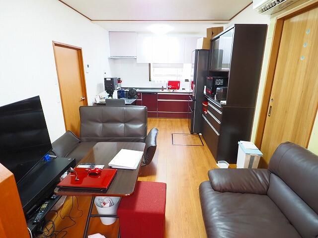 Renovated 4LDK House in Kitakyushu with Parking for 3 Cars - Thumbnail 2