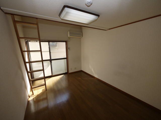 1K Apartment for Rent in Suginami, Tokyo - 15.25 sqm - Thumbnail 4