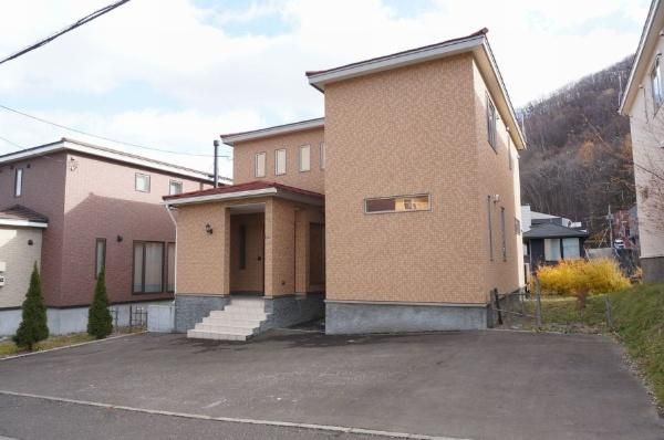 2020 4LDK House in Sapporo's Maruyama on 389sqm Land - Thumbnail 2