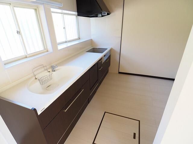 Renovated 4LDK House in Kitakyushu with Garage & Near School - Thumbnail 3