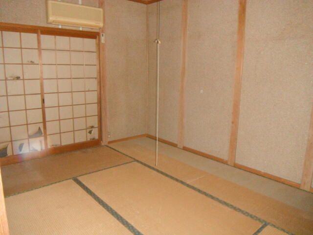 8DK House for Sale in Niihama, Ehime - Spacious Corner Lot - Thumbnail 4