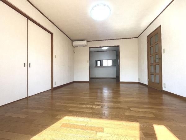 5SSLDK House for Sale on 264 sqm Corner Lot in Tondabayashi - Thumbnail 4