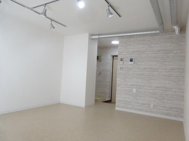 Renovated Small Office for Rent near Kotesashi Station, Tokorozawa - Thumbnail 2