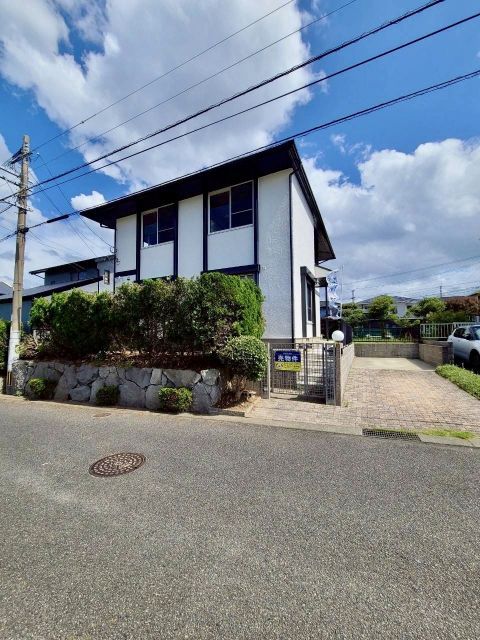 Renovated 5SLDK House in Kitakyushu's Aobadai with Park Views - Image 7