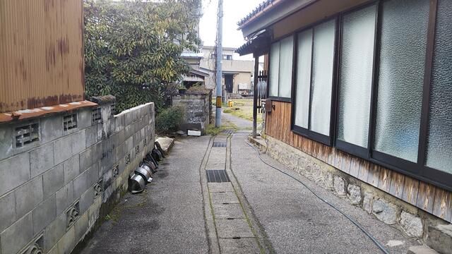 1976 5K Wooden House on Corner Lot in Uozu, Toyama - Thumbnail 3