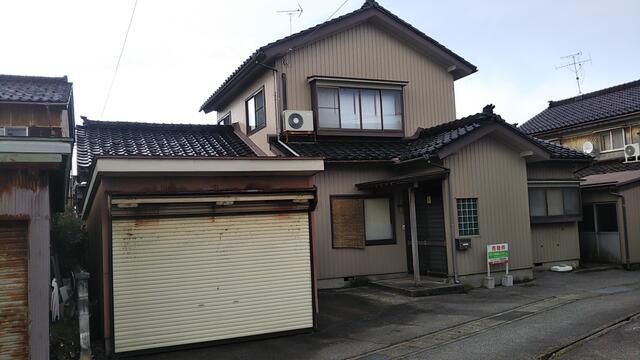 1976 5K Wooden House on Corner Lot in Uozu, Toyama - Thumbnail 2