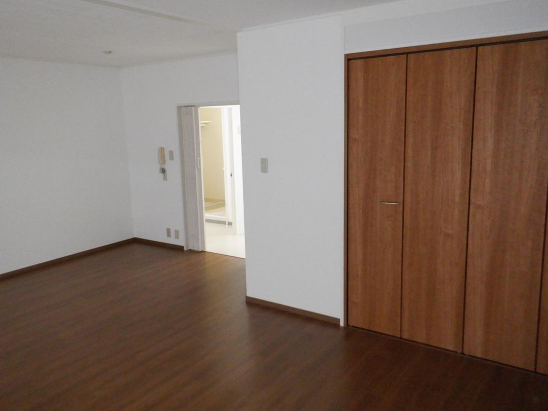2LDK Apartment for Sale in Miyamaeira, Kawasaki - Thumbnail 3