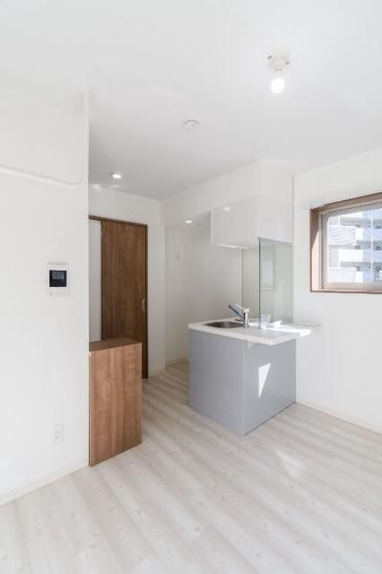Modern 1R Apartment in Shinjuku, Tokyo - 15.41m² - Thumbnail 4