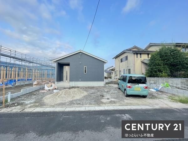 New 2025 4LDK House in Mimata, Miyazaki with 15-Car Parking - Image 11