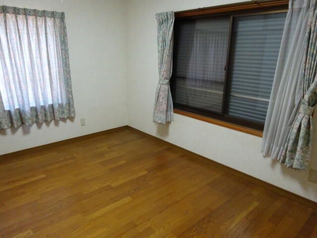 6DK House for Sale in Saeki, Oita with Large Garden and Parking - Thumbnail 2