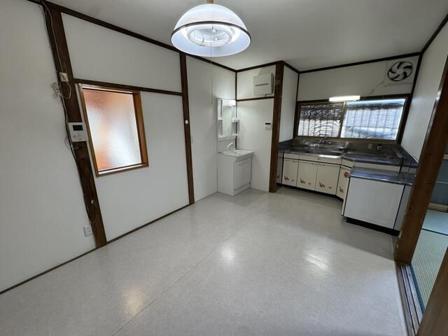 6-Bedroom House for Rent with Garden in Kuki, Saitama - Thumbnail 3