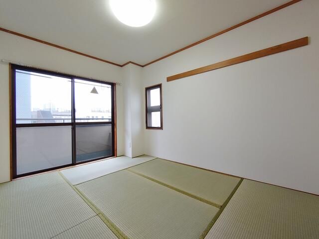 2DK Apartment for Rent in Shinjuku, Tokyo - South-Facing Balcony - Thumbnail 4