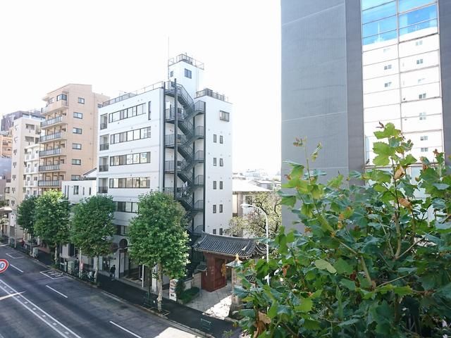 2DK Apartment for Rent in Shinjuku, Tokyo - South-Facing Balcony - Thumbnail 2