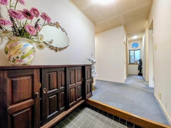 Large 6LDK House on Sloped Land in Zushi, Kanagawa - Thumbnail 3