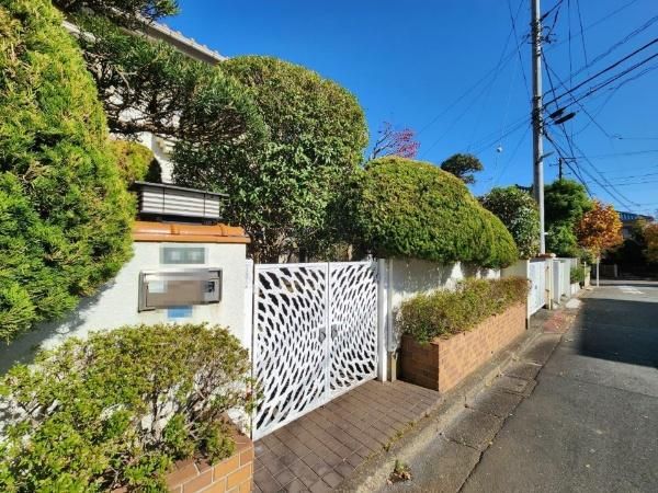 Large 6LDK House on Sloped Land in Zushi, Kanagawa - Thumbnail 2