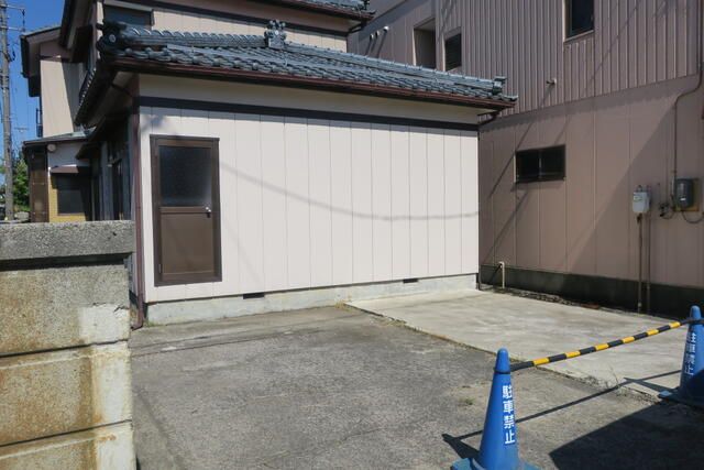 6DK Corner Lot House for Sale in Sanjo, Niigata - Thumbnail 2