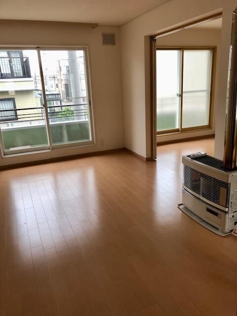 2LDK Apartment for Rent in Nishi Ward, Sapporo, Hokkaido - Thumbnail 3